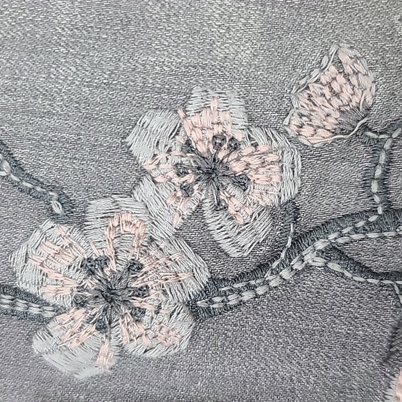 Artisan NY Embroidered Flower High-Rise Skinny Crop Ankle Jeans in Gray & Pink - Picture 14 of 17